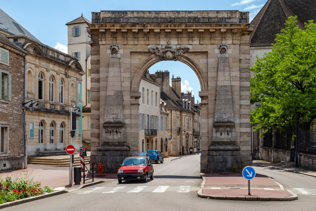 Location de voitures à Nîmes : choisir le modèle selon votre budget