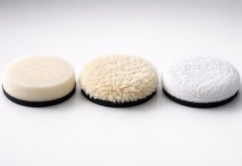 découvrez comment choisir entre tampon de polissage en mousse, laine ou microfibre pour un fini parfait sur votre carrosserie. guide complet et conseils d'experts.