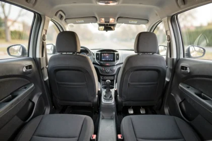 Intérieur d'une voiture d'auto-école avec double commande côté passager